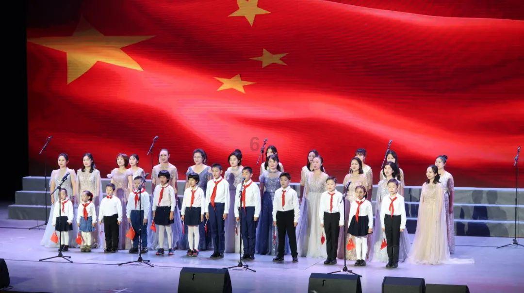 闪亮派对上的女孩